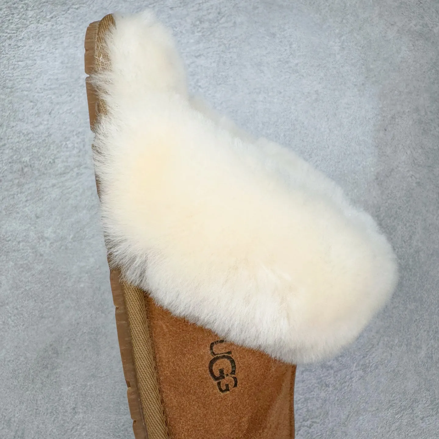 Pick up locally 💰 440 UGG slippers 2550 Star thin-soled autumn and winter sheep fur integrated snow boots. All shoes are made from the same factory as ZP. Longfeng A-grade Australian imported sheep fur integrated brand OEM production line. Fully follow the ZP process. OEM original pattern maker. Adhering to the principle of no original shoes and no development selection. Pay attention to every detail. The most authentic version on the market TREADLITE "Light Wing" technology outsole Lightweight/durable/flexible/pile size: 35 36 37 38 39 40 Coding: by2936040